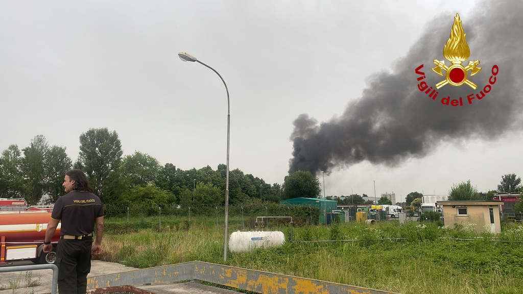 Incendio capannone a Ronchi dei Legionari