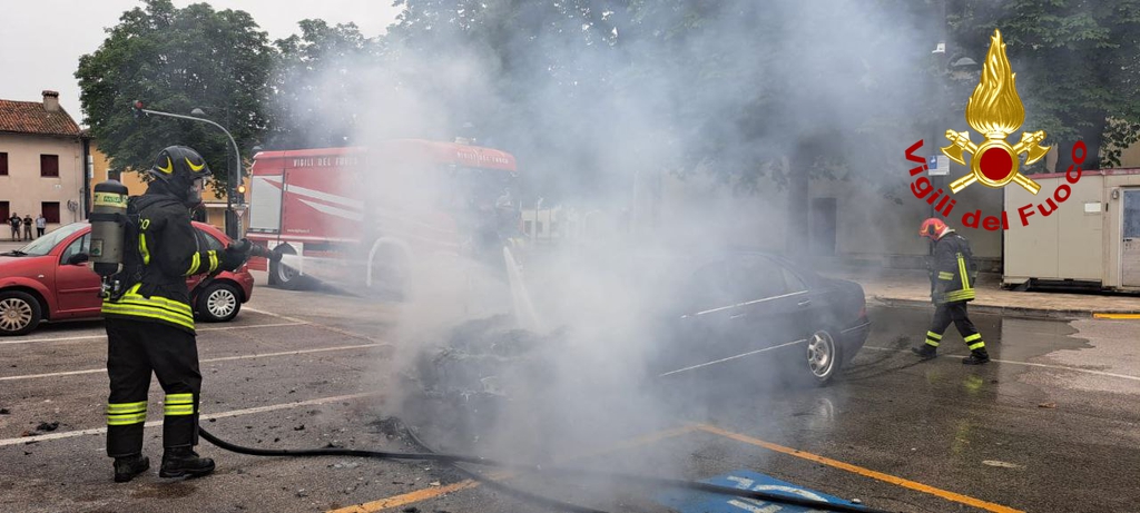Incendio autovettura ad Aviano