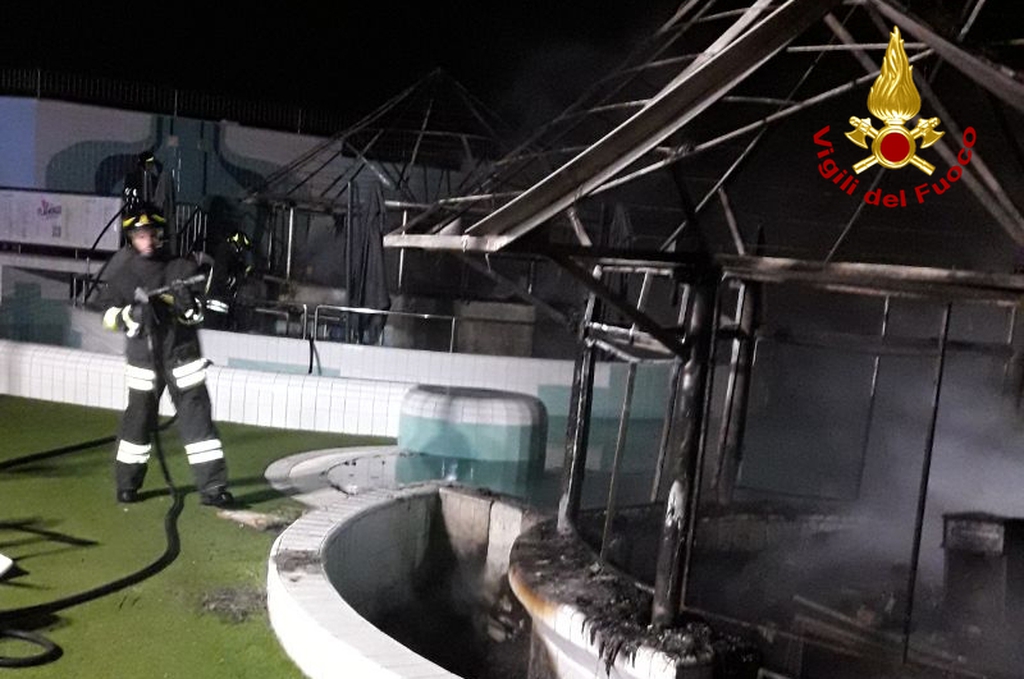Incendio nella notte a Grado