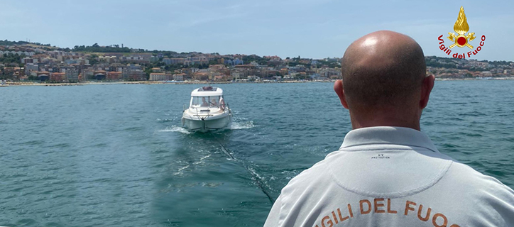 Soccorsa imbarcazione in avaria a Falconara Marittima