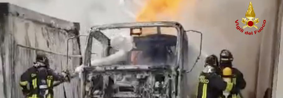 Prende fuoco un'autocisterna vicino una palazzina. Intervengono 9 squadre dei Vigili del fuoco