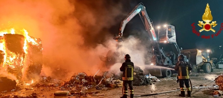 Incendio in deposito di rifiuti