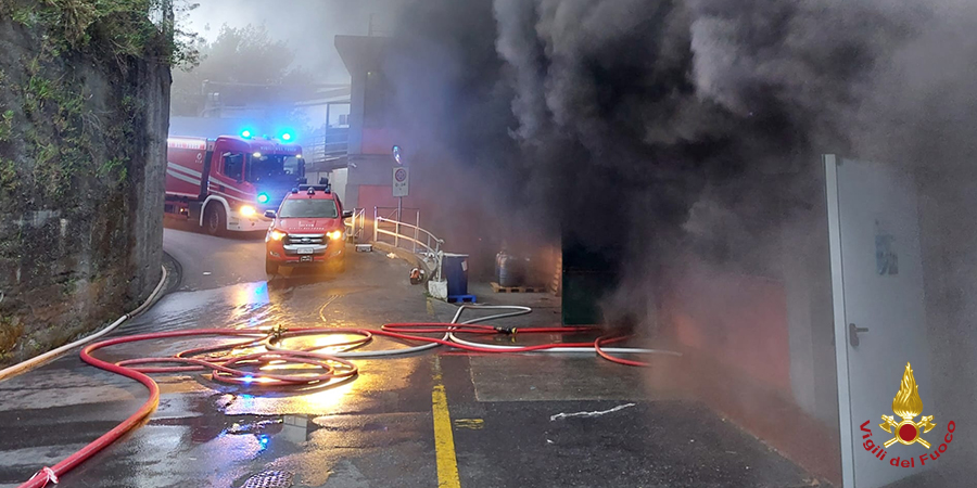 Genova, incendio in fabbrica