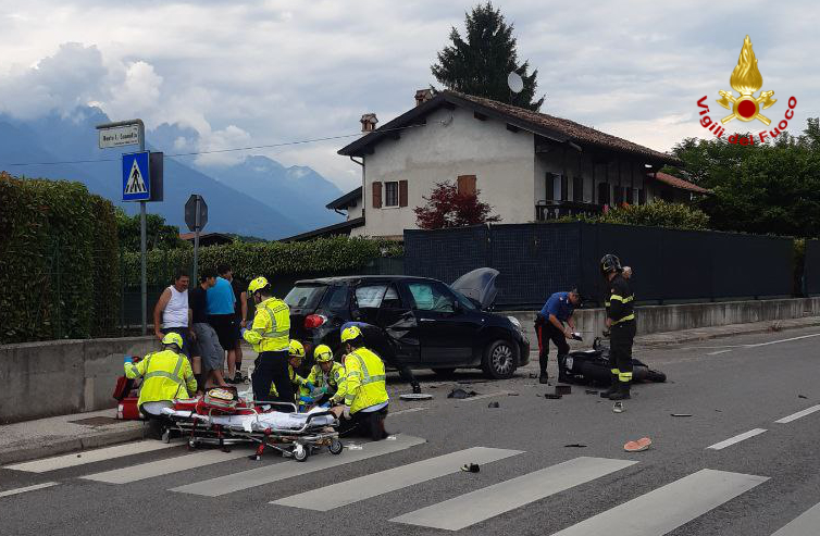 Incidente sulla statale 50 nel comune di Feltre tra un'auto e una moto: centauro trasportato in elicottero in ospedale