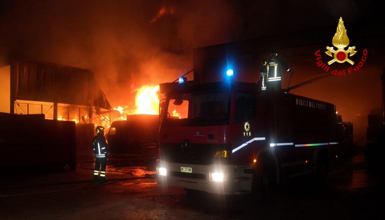 Incendio in un capannone industriale ad Ancona