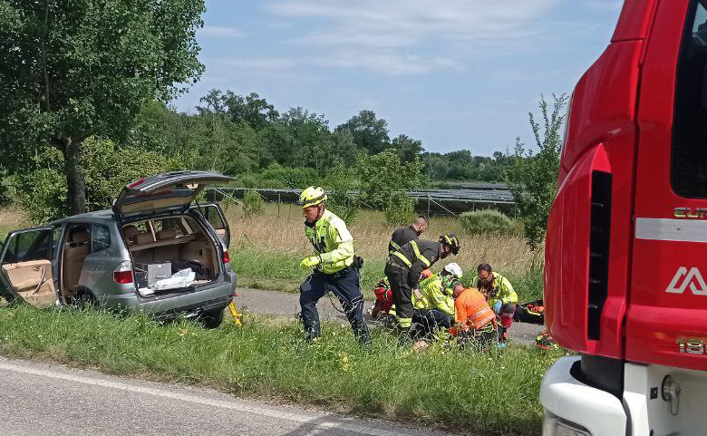 Auto finita contro un albero a Pordenone