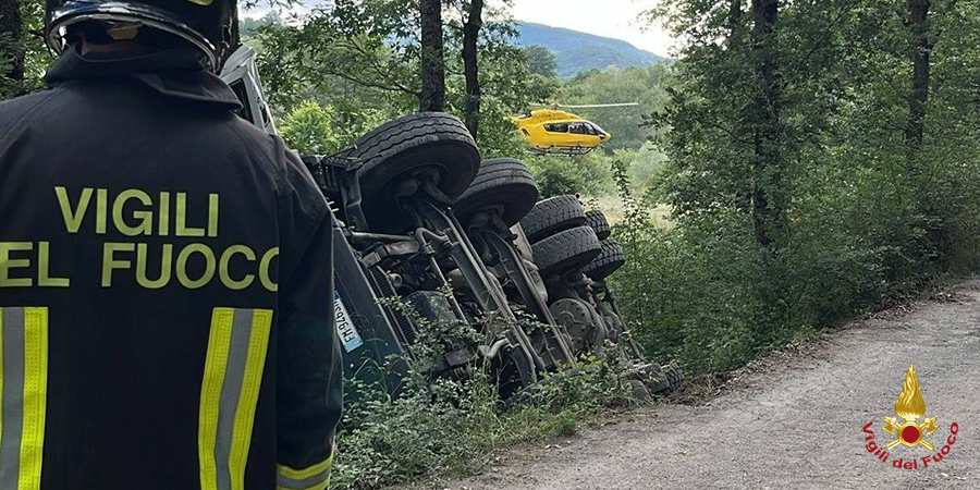 Potenza, autocarro contro un albero