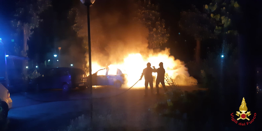 Bruciano cinque automobili nella notte