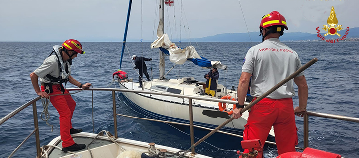Genova, barca a vela diretta verso gli scogli salvata dai Vigili del fuoco