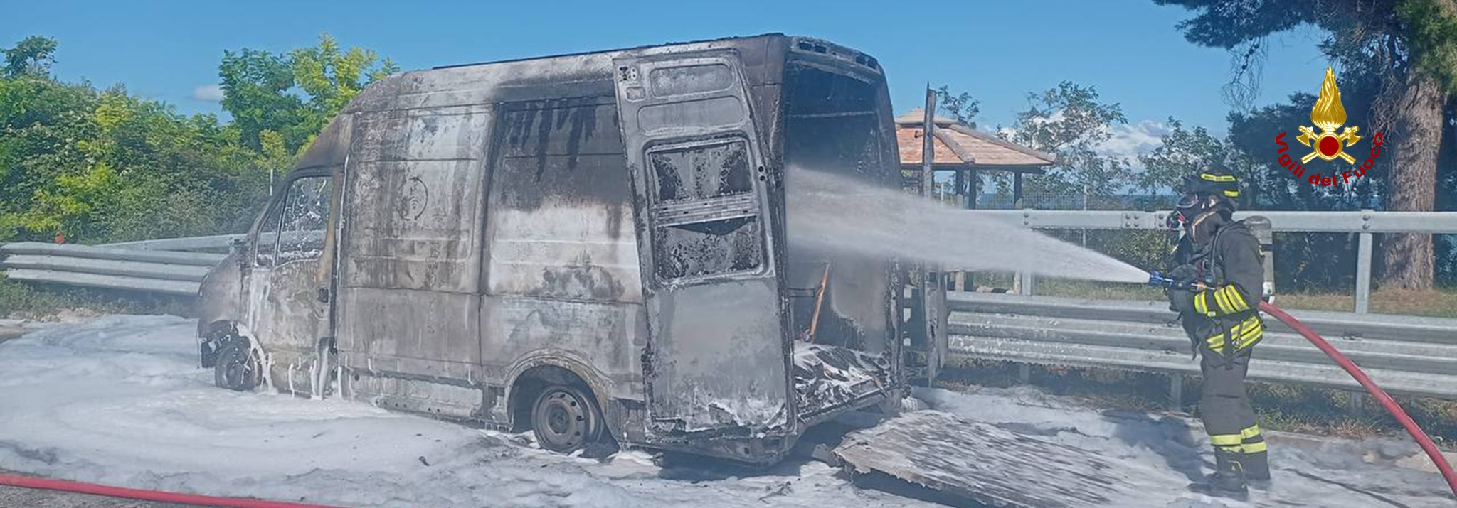 Brucia furgone in A14. Vigili del fuoco in azione