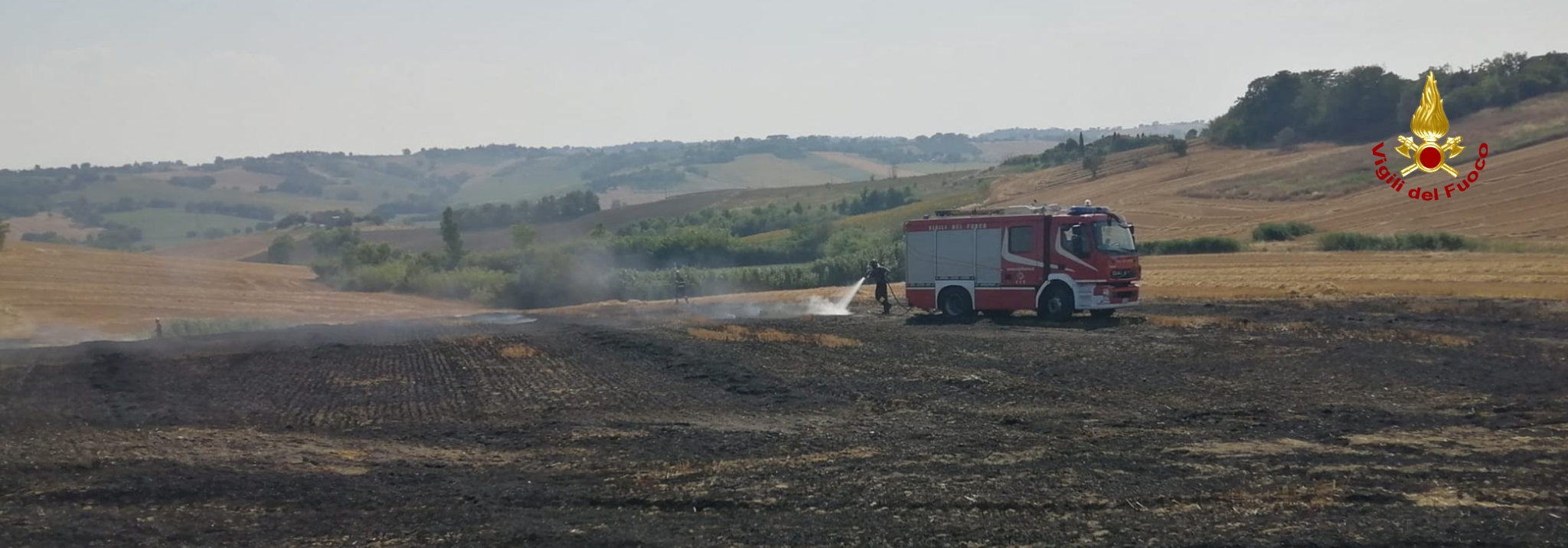 Auto prende fuoco in località Cassiano. Le fiamme coinvolgono un campo di grano