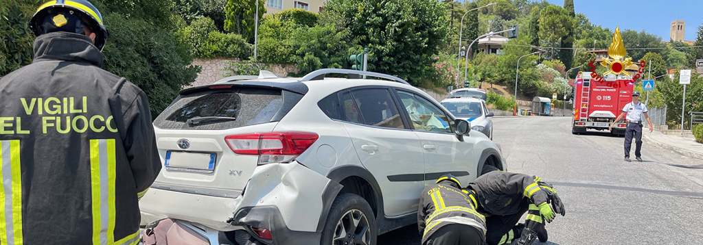 1.sito_.jpg Scontro tra auto e scooter sulla SS 77. Vigili del fuoco sul posto
