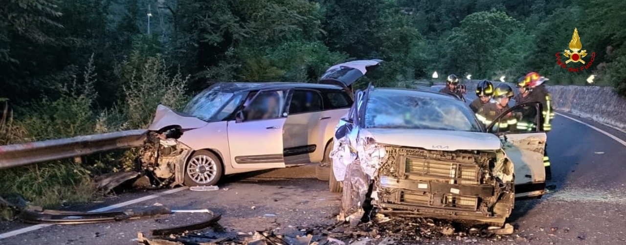 Scontro fra due auto e un mezzo pesante a Cagli