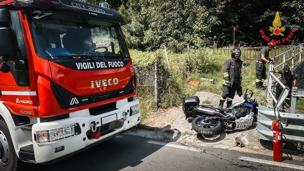 Motociclista impatta il guardarail e finisce nel greto del torrente. Soccorso dai Vigili del fuoco