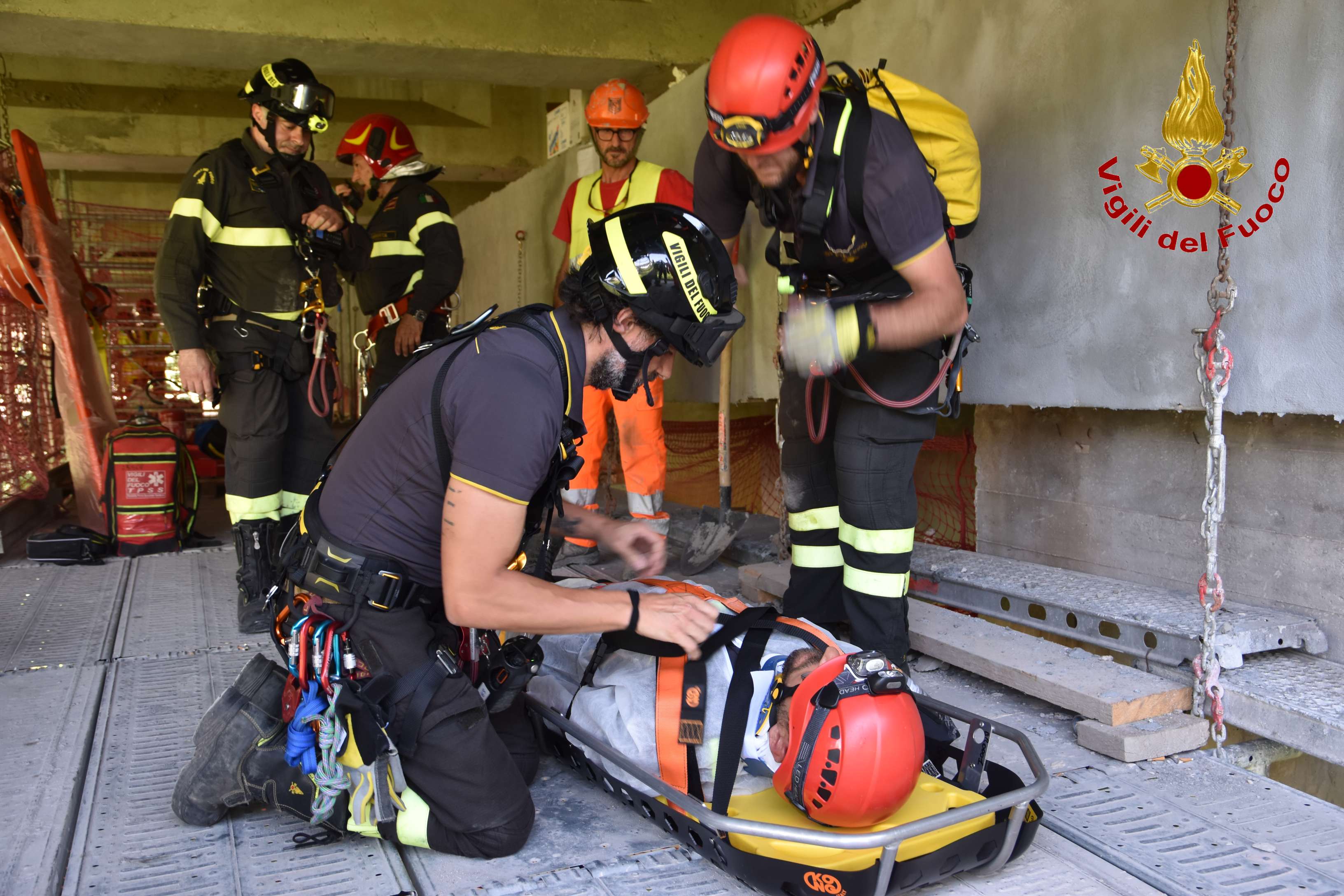 Esercitazione Vigili del fuoco e società Autostrade s.r.l. recupero lavoratore cantiere sopra un ponteggio