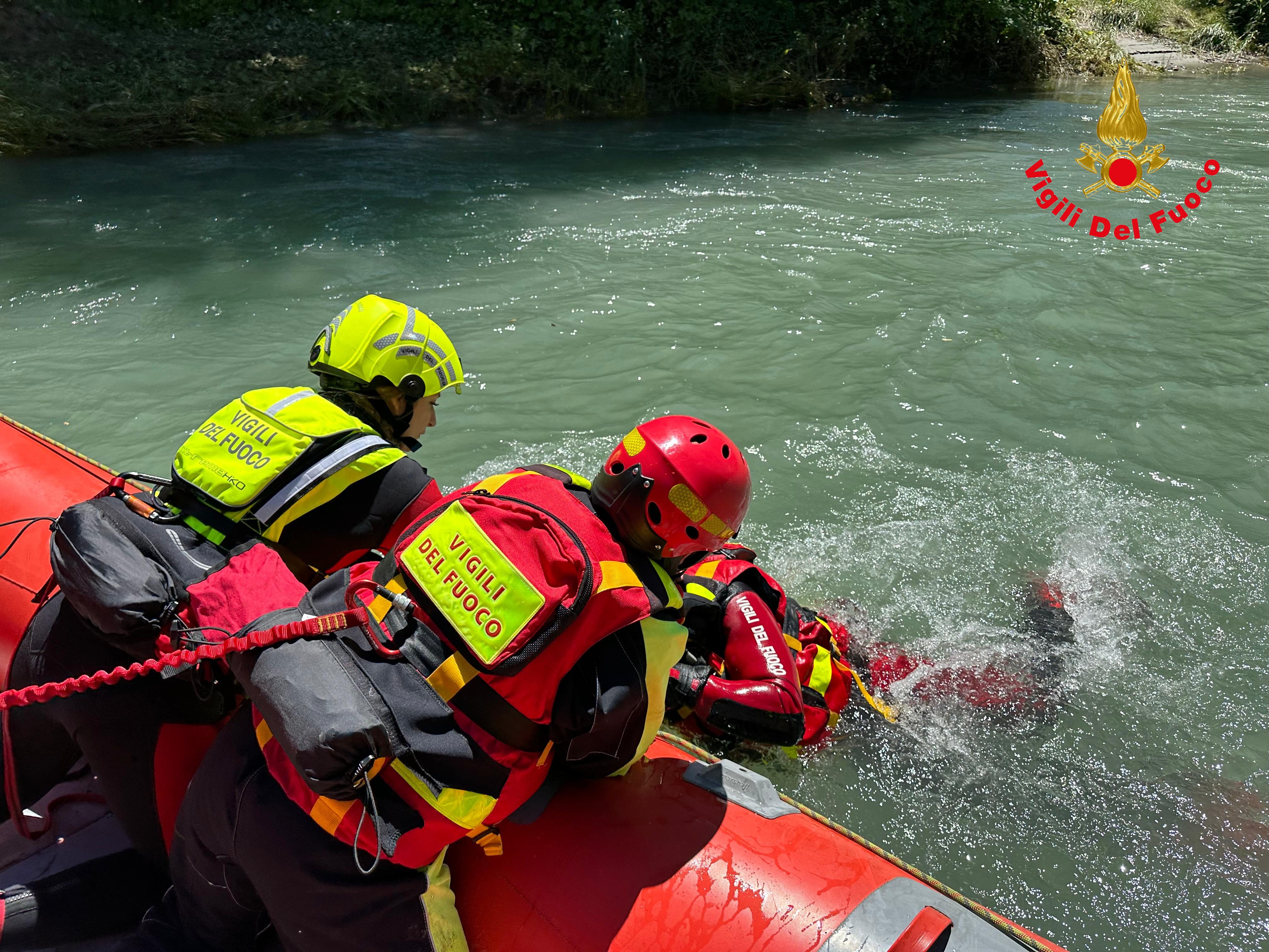 I Vigili del fuoco impegnati in una esercitazione in ambiente acquatico