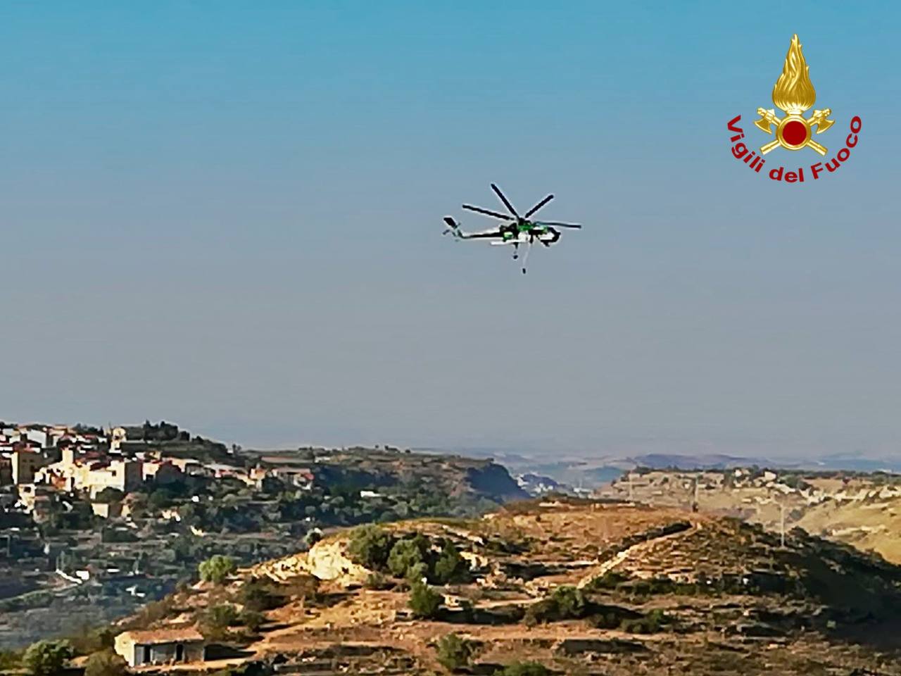 Catania - Un vasto incendio di sterpaglie e macchia mediterranea a Militello Val di Catania