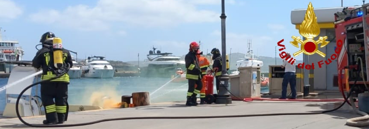 I Vigili del fuoco impegnati in un'esercitazione portuale a La Maddalena