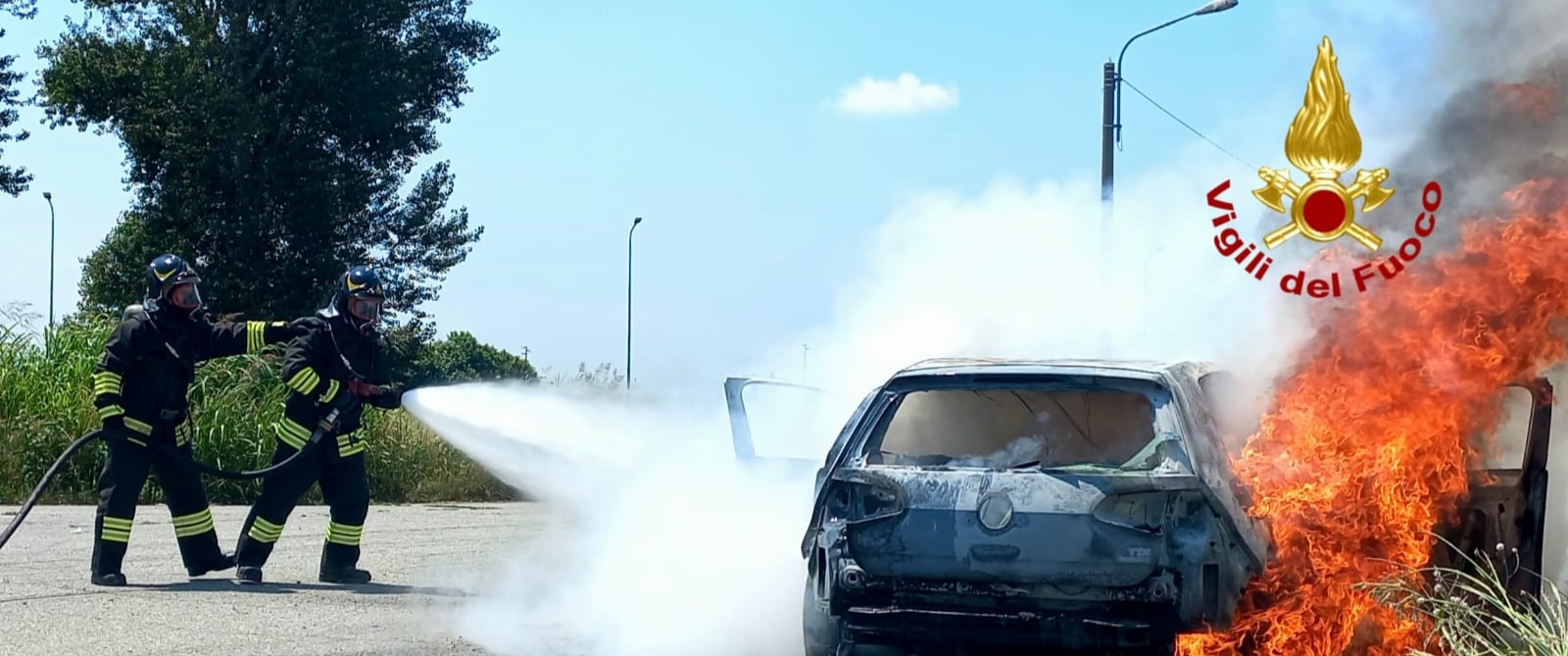 Auto in fiamme nel pressi del casello di Vercelli Ovest
