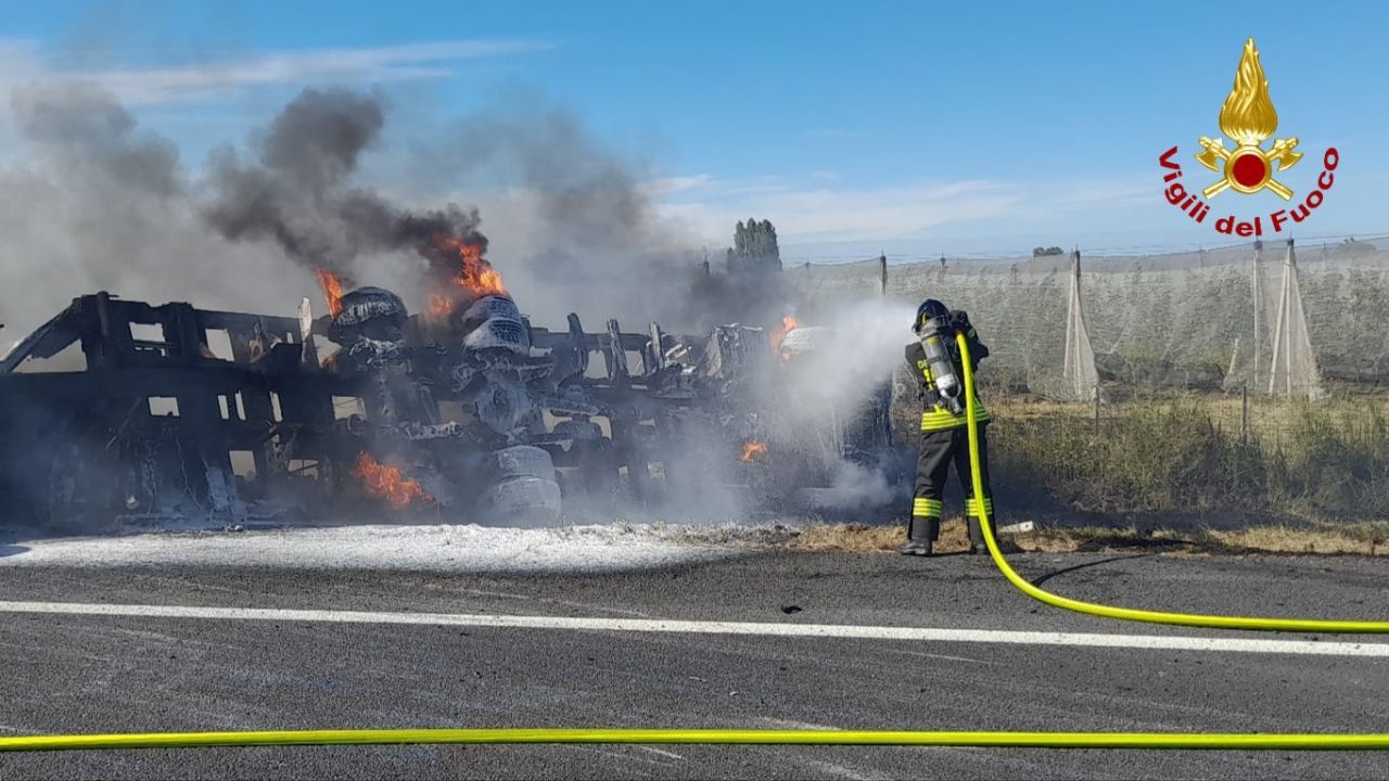 IMG_20240706_084430_902.jpg Incidente tra due camion in A14. Disagi alla circolazione