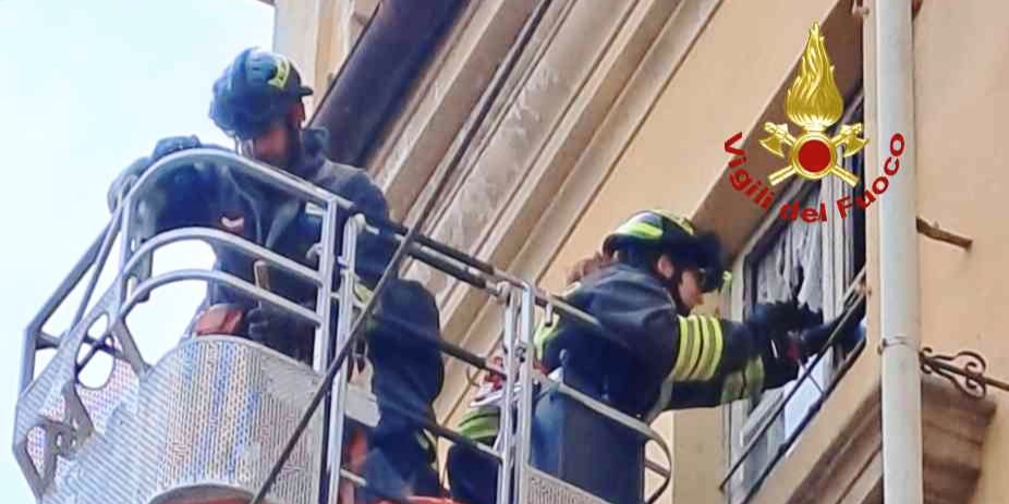 Vetri pericolanti dall'ultimo piano di una casa di riposo a Vercelli