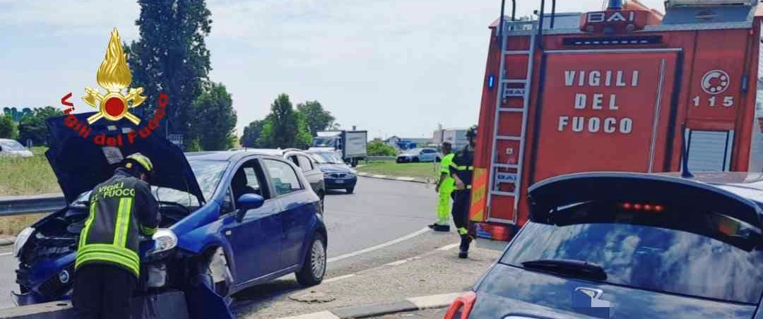 Perde il controllo della vettura e finisce contro lo spartitraffico