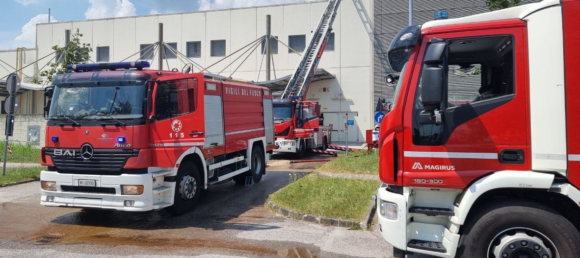 Incendio magazzino presso un centro commerciale a Fiume Veneto. Evacuata l'intera struttura
