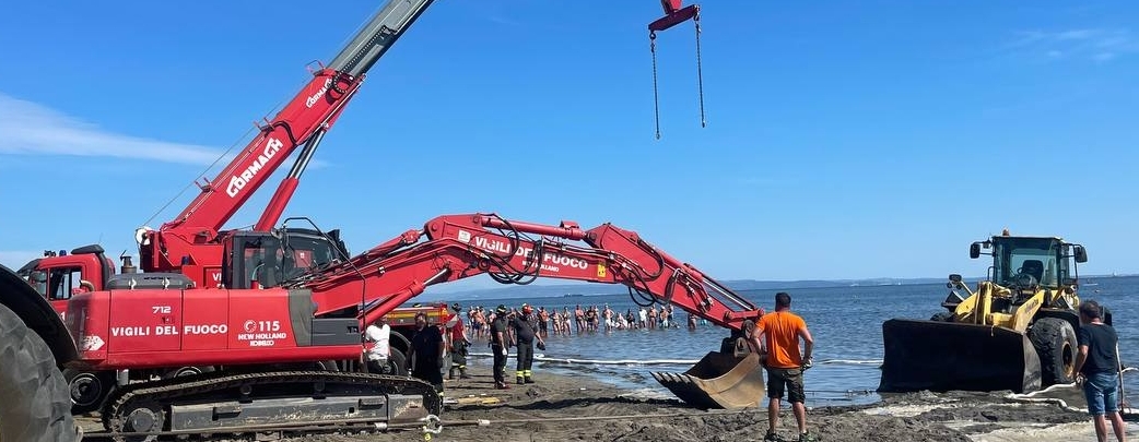 Pala gommata resta incastrata sulla spiaggia a Grado. Recuperata dai Vigili del fuoco