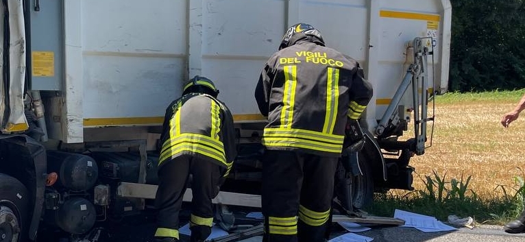 Scontro tra autocarro e camion compattatore sulla SR 352