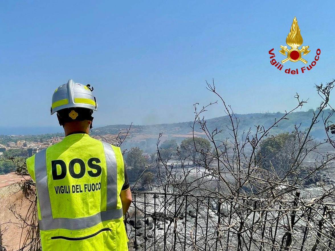 Vigili del fuoco al lavoro per un vasto incendio sterpaglie sull'autostrada A18 e nel comune di Aci Catena