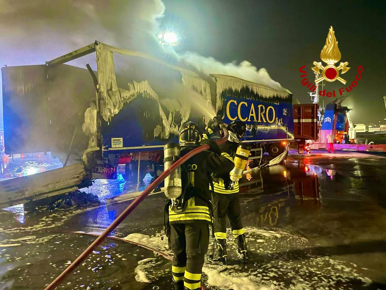 Vigili del Fuoco al lavoro per l'incendio di un container al porto