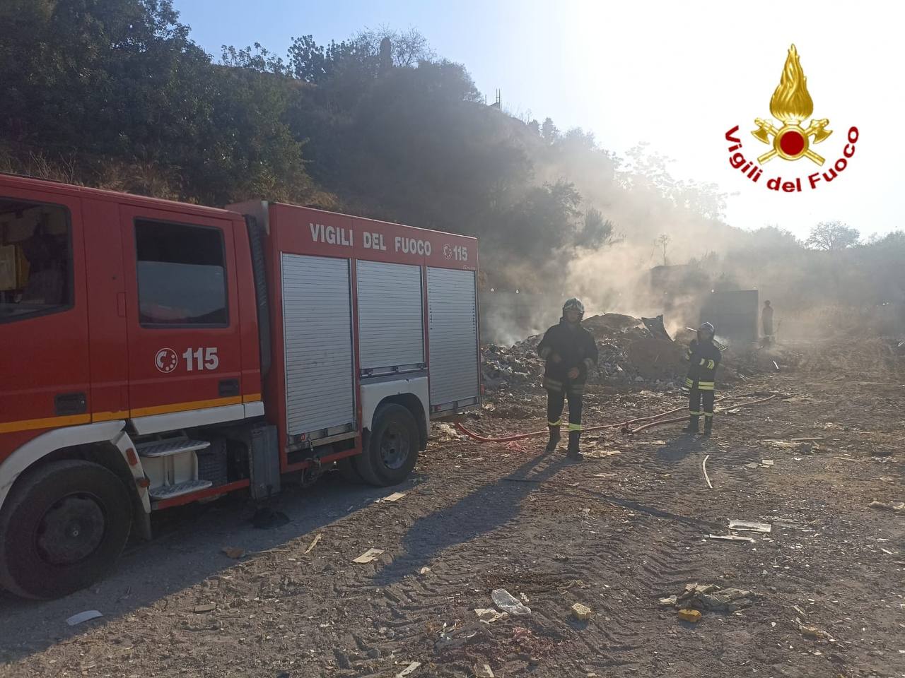 I Vigili del Fuoco impegnati in un vasto incendio di sterpaglie e macchia mediterranea a San Giorgio