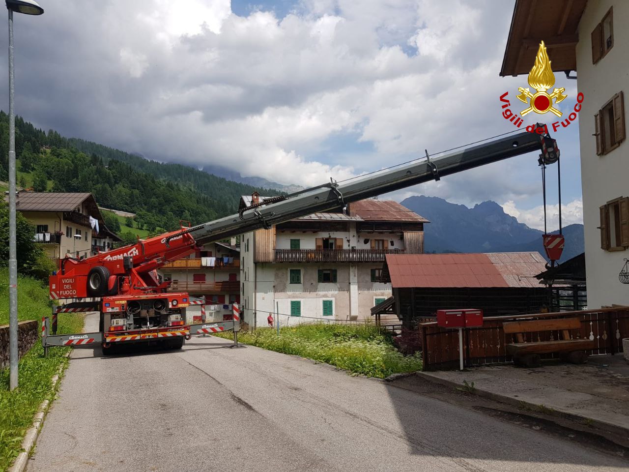 Furgone con tre persone a bordo finisce fuori strada