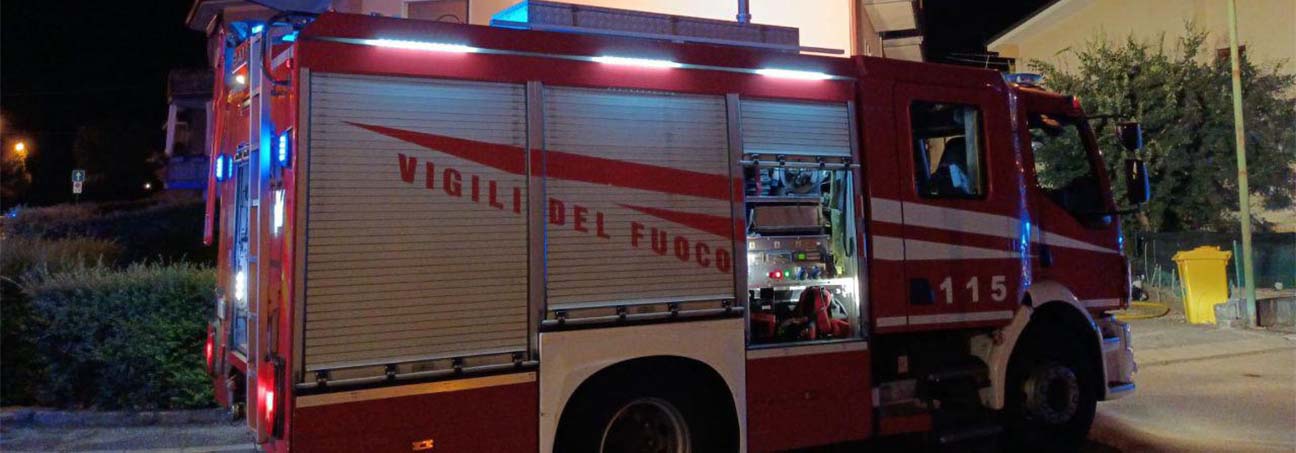 Incendio nella notte nella cantina di un palazzoa Valeggio sul Mincio: sei persone intossicate