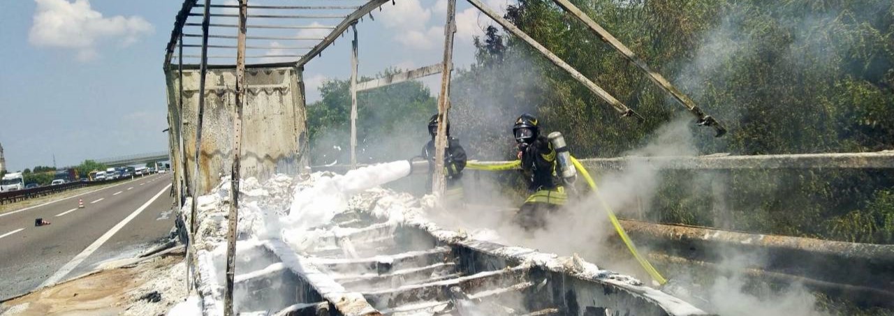 Mezzo pesante a fuoco sulla A22