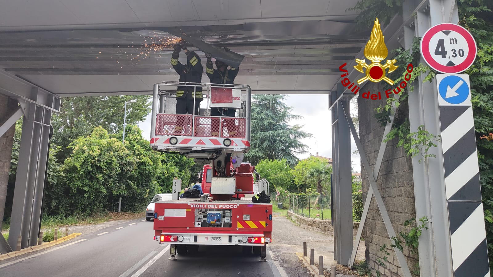 Vigili del fuoco al lavoro per la rimozione di parti pericolanti di un cavalcavia