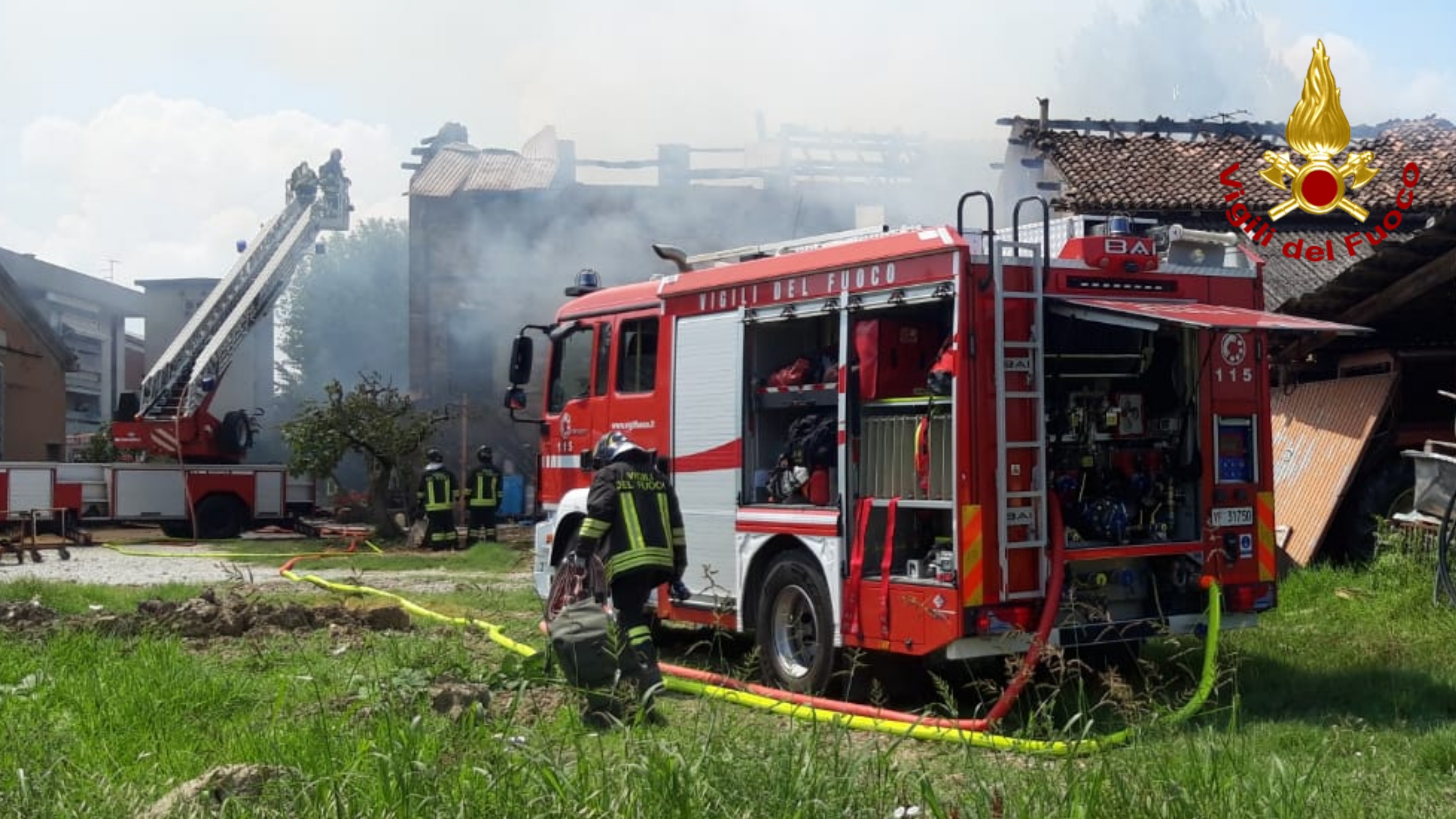 Intervento dei Vigili del fuoco per l'estinzione di un incendio in un casolare agricolo