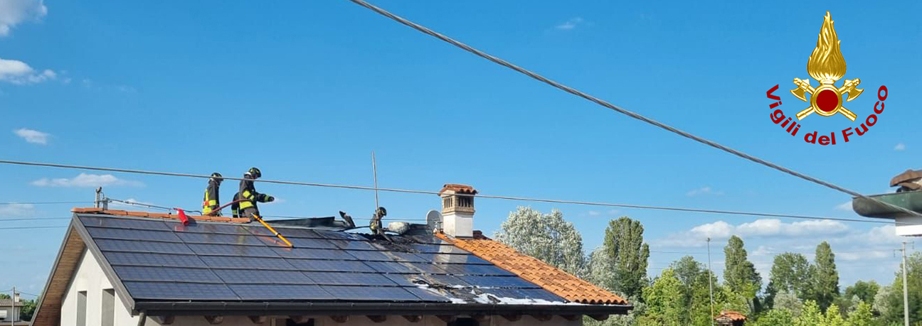 Pannelli fotovoltaici prendono fuoco sul tetto di un edifico