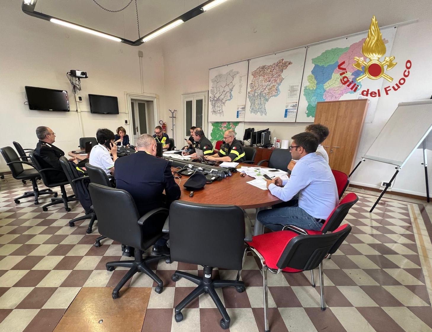 Vigili del fuoco impegnati in una esercitazione in uno stabilimento a rischio incidente rilevante