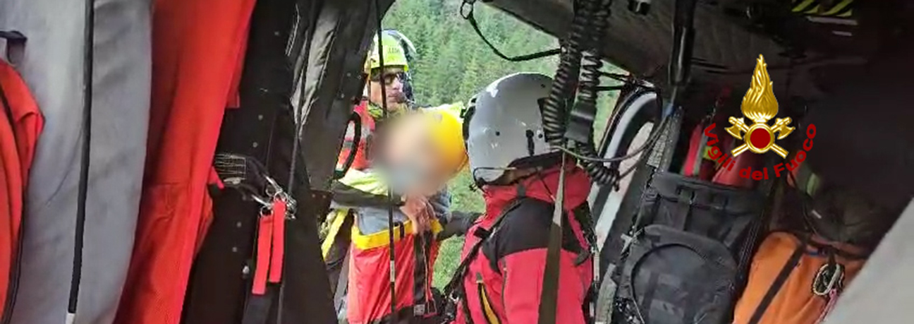 Vodo di Cadore, donna va a funghi e si perde nel bosco, ritrovata dall’elicottero Drago 149 dei Vigili del fuoco