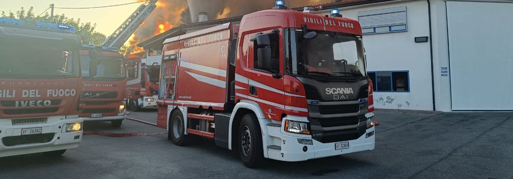 Spento l'incendio del capannone ad Azzano Decimo