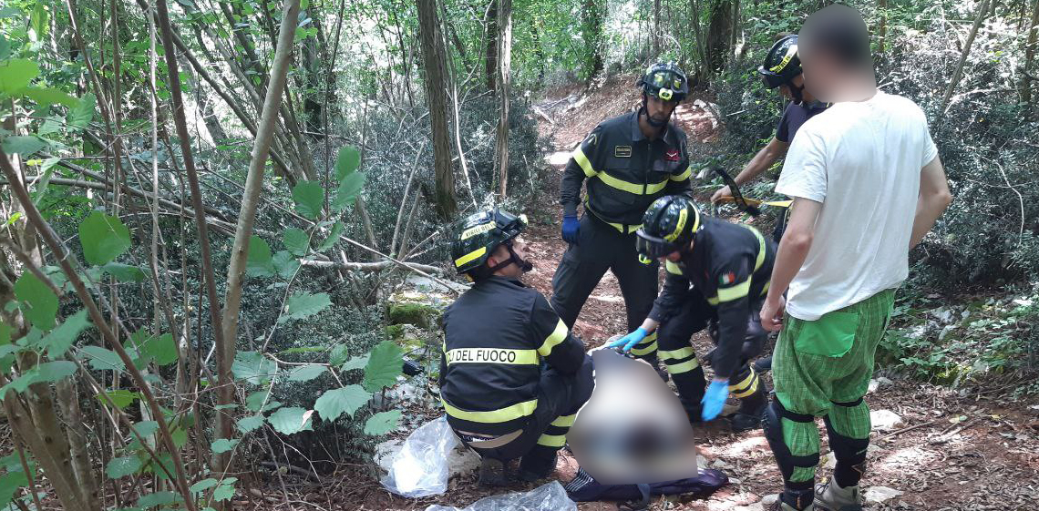 I Vigili del fuoco soccorrono un ciclista nel bosco di Medea