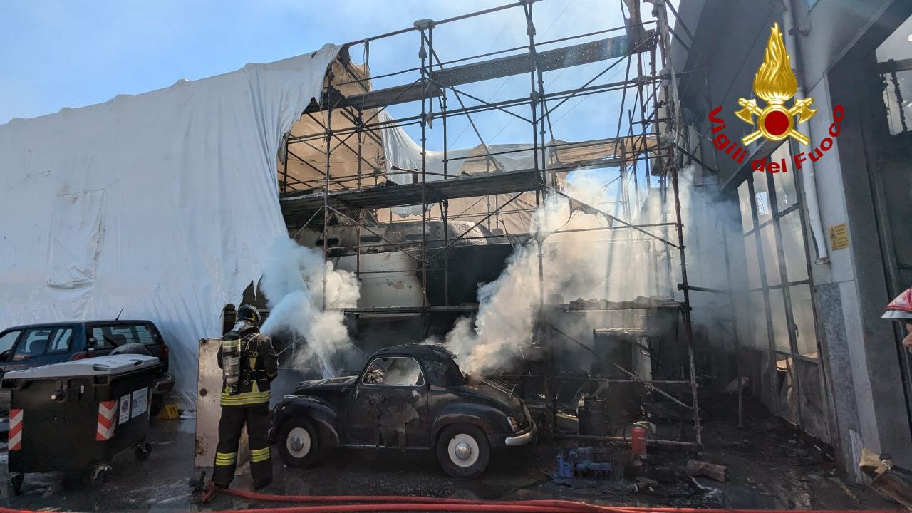 Incendio capannone auto officina a Collesalvetti