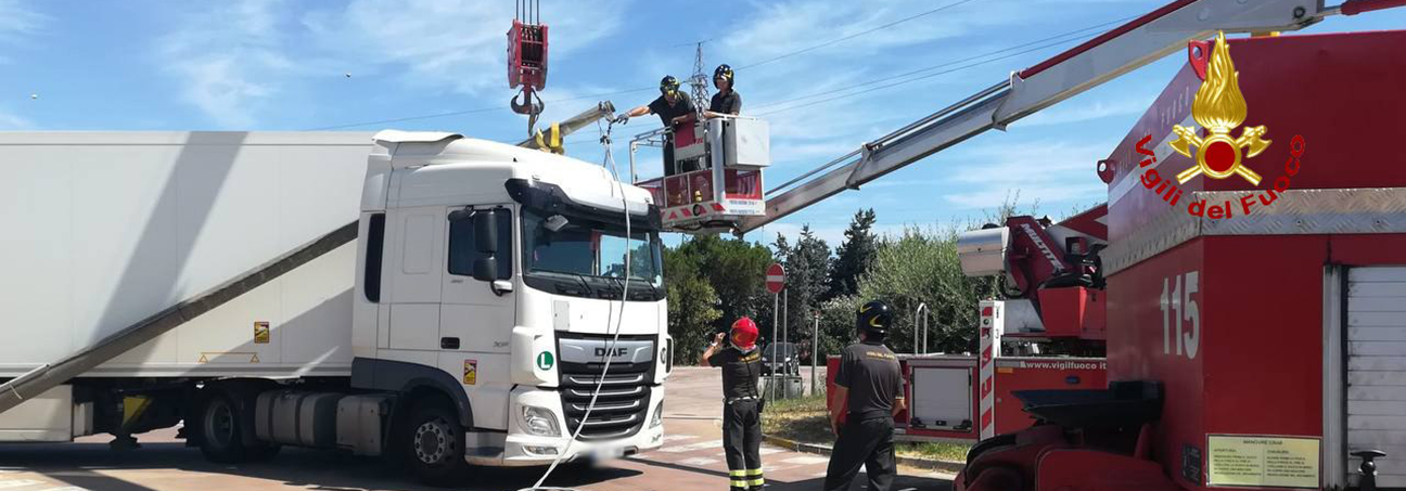 Tir contro palo Enel a Monteprandone