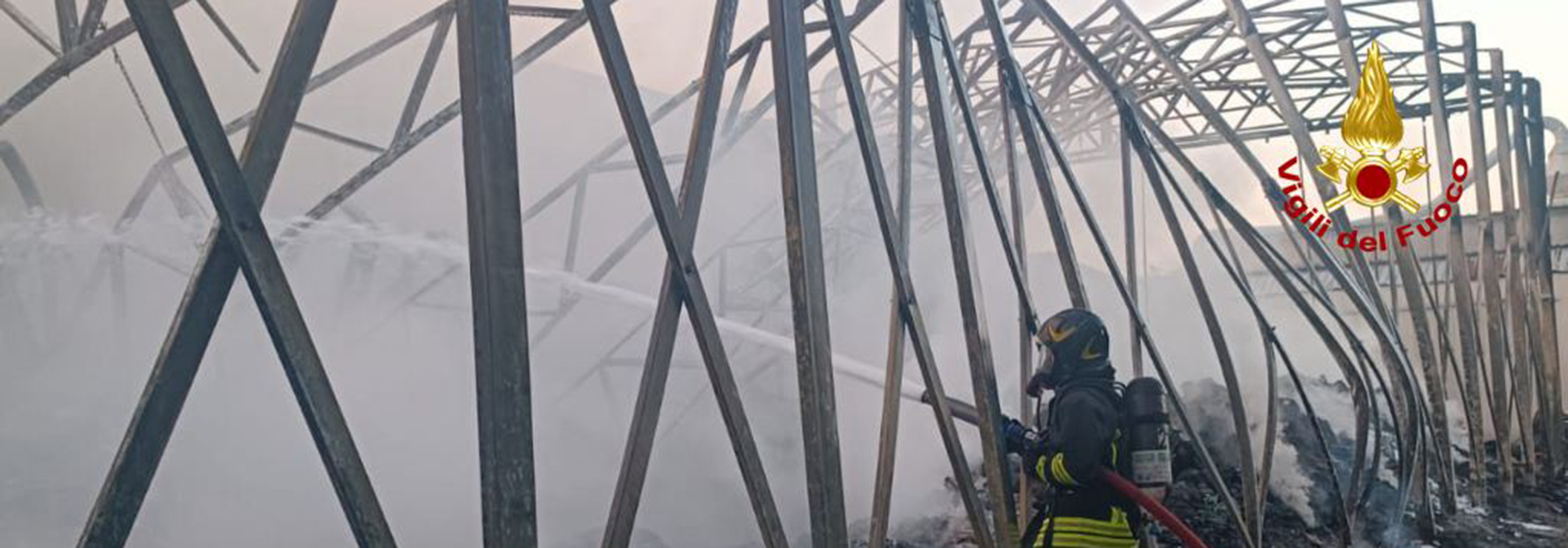 Incendio di un capannone calzaturiero a Montegranaro, Vigili del fuoco sul posto
