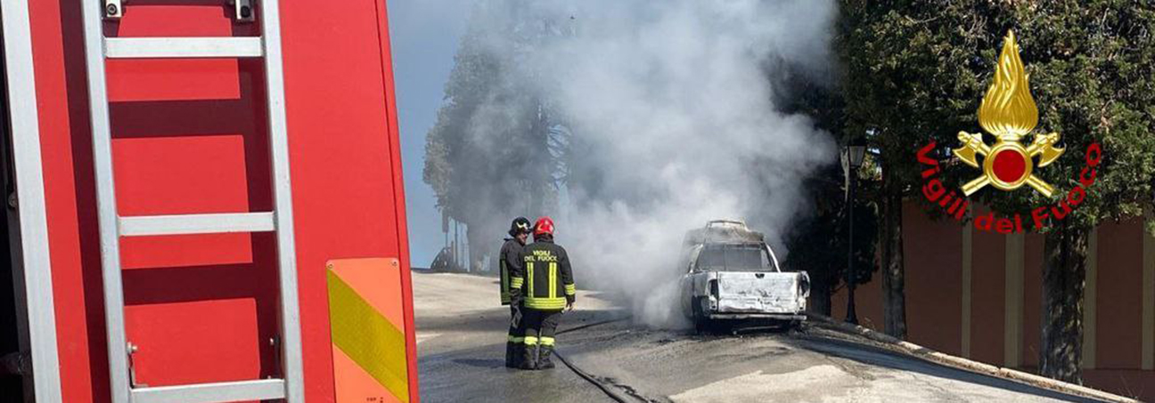 Furgone in fiamme