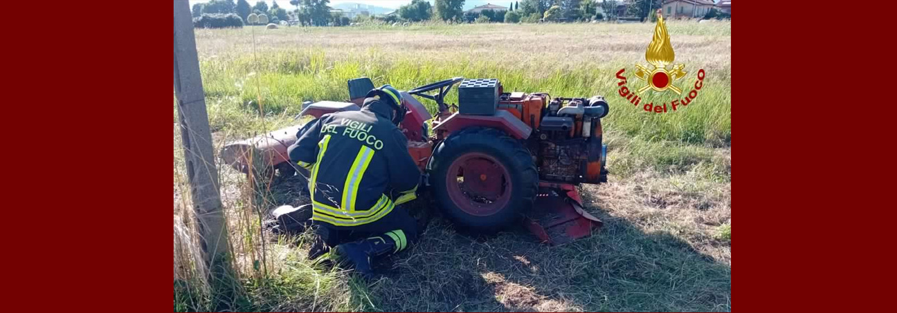 Soccorso a persona incastrata in un mezzo agricolo a Capannori
