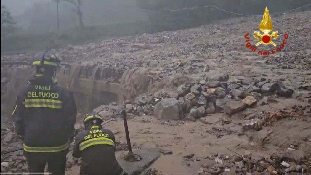 Maltempo a Varzo in Val Divedro. Evacuate 94 persone con l'elicottero VF Drago