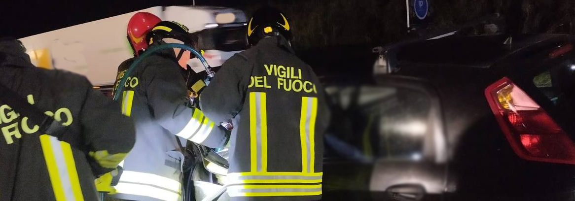 Scontro frontale tra due auto nella notte. Vigili del fuoco sul posto