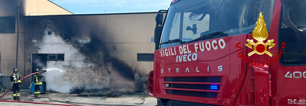 Bancali di legno in fiamme questa mattina a Senigallia